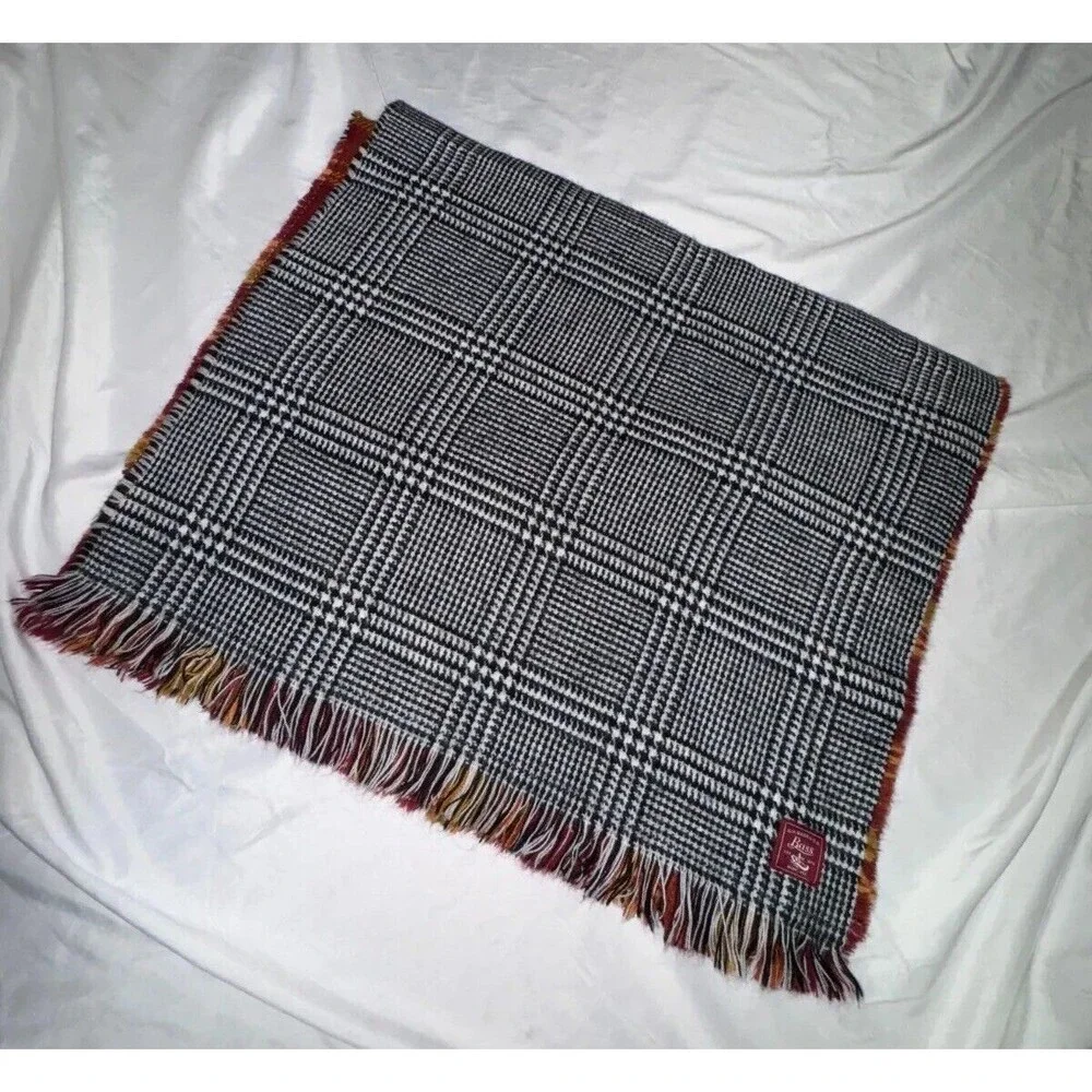 G.H. Bass & Co Rectangle Scarf Women's Gray/Black Plaid Fringe Hem 100% Acrylic